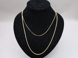 un collier à chaîne en or sur un présentoir à mannequin