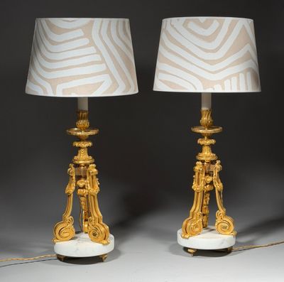 Paire de beaux FLAMBEAUX de style Louis XVI Le décor à motif…