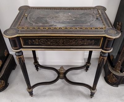 une petite table ornée d'un motif noir et or