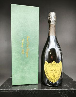une bouteille de champagne posée à côté d'une boîte sur une table