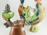 deux vases et une lampe posés sur une table blanche
