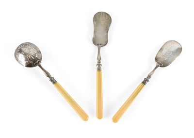 trois cuillères et une spatule sont posées sur une surface blanche