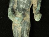 une statue représentant un homme tenant une batte de baseball sur fond noir