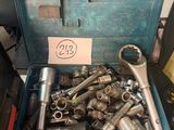une boîte remplie de clés et d'autres outils