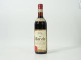 l'image d'une bouteille de vin posée sur une table blanche