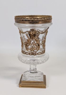 une image représentant un vase en verre orné d'un motif doré