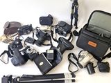 tout un tas d'appareils photo et d'accessoires différents posés sur la table