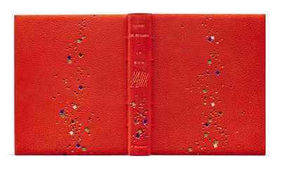 un livre ouvert avec une couverture rouge et une couverture rouge parsemée de points colorés