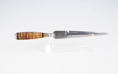 couteau à manche en bois posé sur un socle transparent, sur une surface blanche