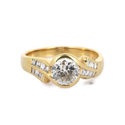 gros plan d'une bague en diamant sur fond blanc