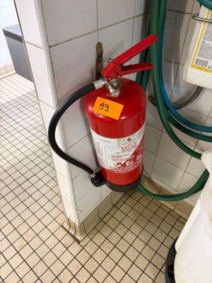 un extincteur fixé au mur dans une salle de bains