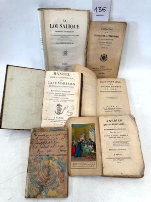 plusieurs vieux livres posés les uns sur les autres sur une table