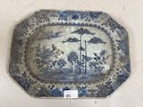 une assiette bleue et blanche décorée d'une peinture