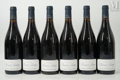 six bouteilles de vin sont alignées dans une rangée