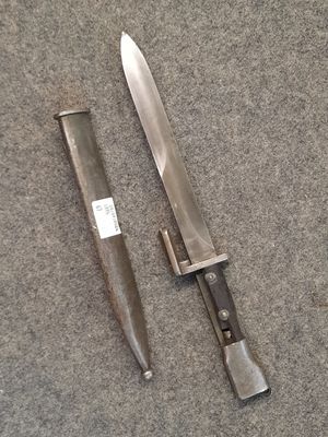un couteau posé par terre à côté d'un autre couteau