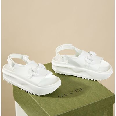 GUCCI, Paire de sandales blanches horsebit rubber à platefor…