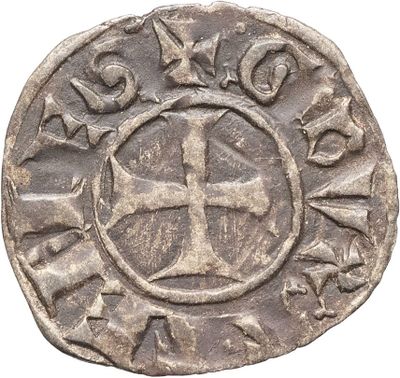 une pièce d'argent sur laquelle est gravée une croix