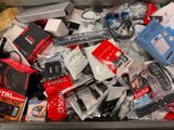 un conteneur métallique rempli d'appareils électroniques et d'autres objets
