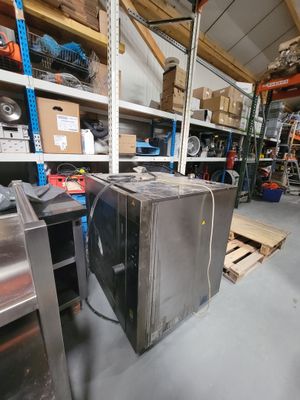 un petit réfrigérateur au milieu d'une pièce