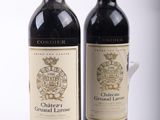deux bouteilles de vin posées l'une à côté de l'autre sur une table
