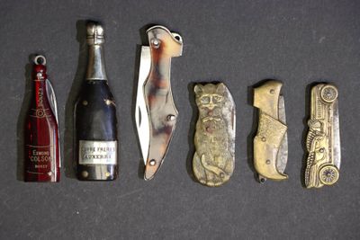 une bouteille de vin, un couteau, un décapsuleur et un ouvre-bouteille