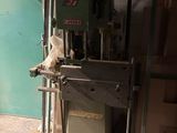 une machine qui se trouve dans le coin d'une pièce