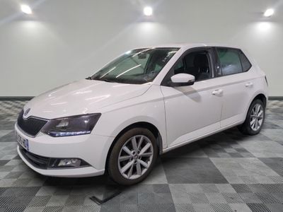 la voiture blanche est garée sur un carrelage à carreaux