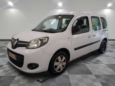 la photo d'une petite camionnette blanche garée dans un garage
