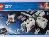 un ensemble de station spatiale lego city dans la boîte
