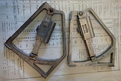 deux types d'outils différents sur une feuille de papier