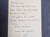 une feuille de papier sur laquelle il y a quelque chose d'écrit, à côté d'une autre feuille de papier sur laquelle il y a quelque chose d'écrit