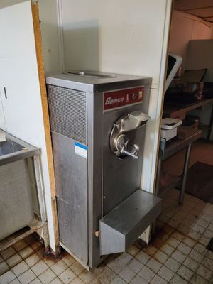un appareil qui se trouve dans une cuisine, à côté d'un évier