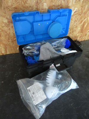 une trousse bleue contenant une brosse à dents et d'autres objets