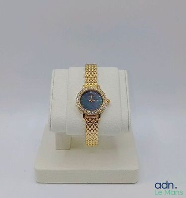 une photo d'une montre pour femme exposée dans une vitrine