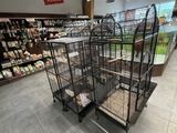 une grande cage à oiseaux au milieu d'un magasin