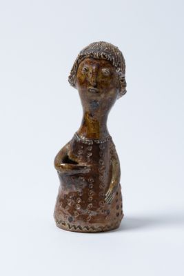 figurine représentant une femme tenant un bol dans ses mains
