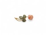 gros plan d'une paire de boucles d'oreilles sur une surface blanche