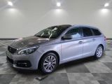 la voiture argentée est garée sur un sol en damier dans le garage
