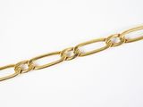 gros plan d'un bracelet en chaîne en or sur fond blanc