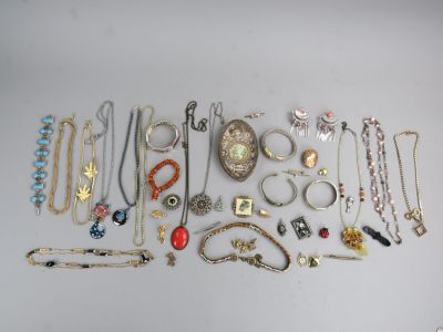 plusieurs types de colliers et de bracelets différents disposés sur une table