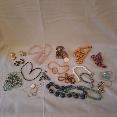 de nombreux colliers et bracelets différents disposés sur une table