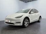 une Tesla Model X blanche garée dans une pièce blanche