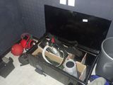 une boîte noire contenant un téléviseur et d'autres objets