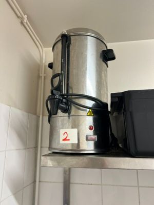 une cafetière posée sur une étagère dans une cuisine