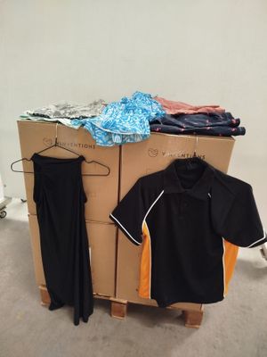 une boîte en carton avec des vêtements posés dessus, dans une pièce