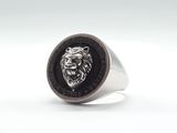 La bague en forme de tête de lion est en argent et en émail noir