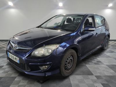 une photo d'une voiture bleue garée dans un garage