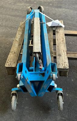 une machine bleue posée sur une palette en bois