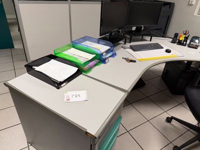 un bureau sur lequel se trouvent un ordinateur de bureau et un ordinateur portable