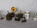 tout un tas de figurines miniatures posées sur une table